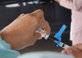 Saúde antecipa vacinação de trabalhadores da educação e autoriza imunização da população geral por idade