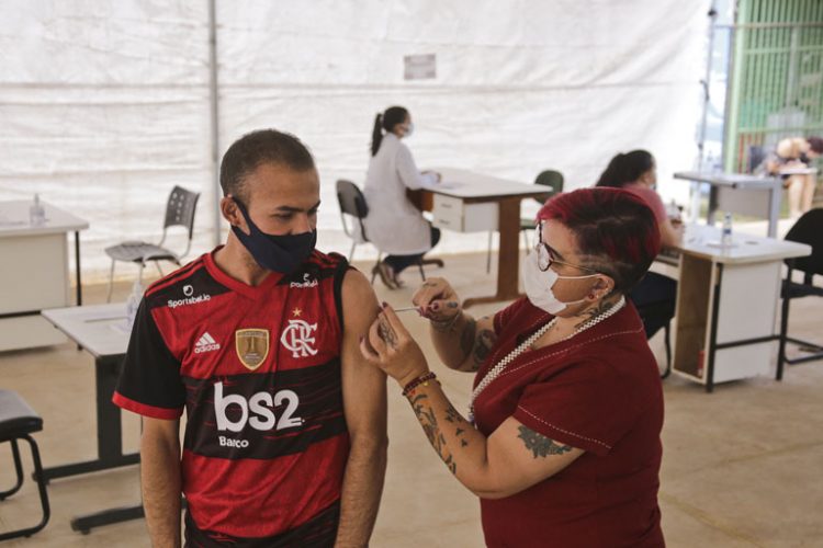 DF inicia vacinação de pessoas com 25 ou mais; Veja onde se vacinar