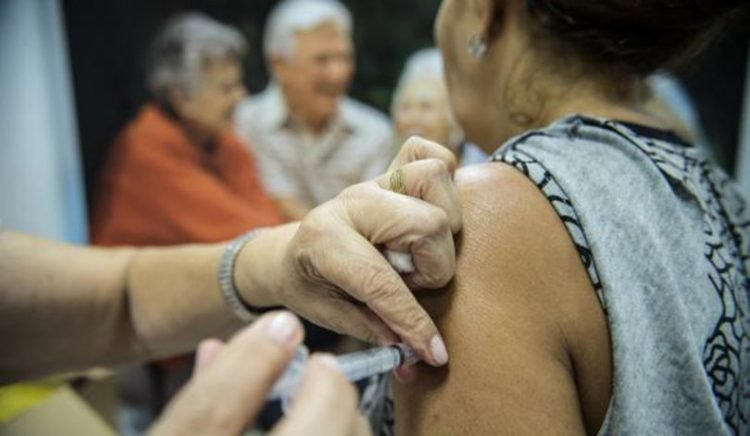 vacina-covid-doenças reumáticas-saude-brasilia