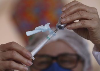 vacina-coronavac-astrazeneca-risco-de-morte-saude-brasilia-df