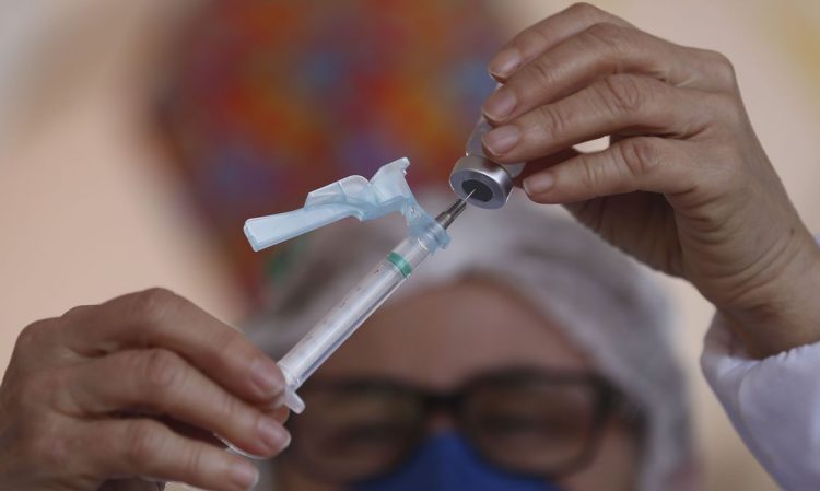 vacina-coronavac-astrazeneca-risco-de-morte-saude-brasilia-df