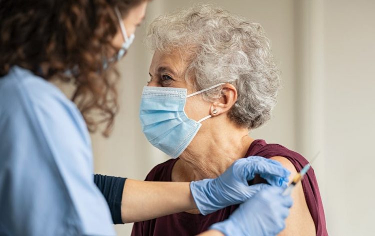 Dose de reforço para idosos com 80 anos ou mais começa nesta terça (28)