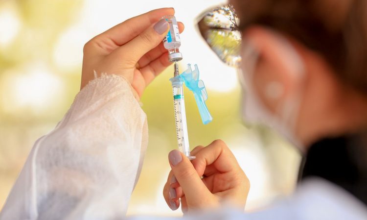 Contra desinformação, Anvisa esclarece que vacinas em uso no Brasil não são experimentais
