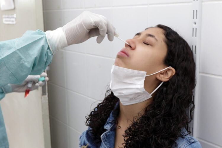 Testagem para detecção de covid-19 está disponível na rede pública de saúde