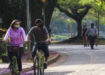 Máscaras não afetam respiração ou trazem risco à prática de exercícios, aponta estudo