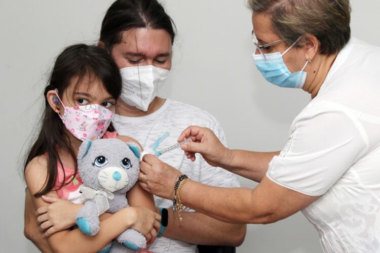 Distrito Federal abre vacinação de crianças em domingo ensolarado