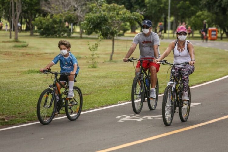 Uso de máscaras ao ar livre deixa de ser obrigatório no DF