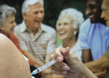 Ministério da Saúde recomenda segunda dose de reforço para idosos acima de 80 anos