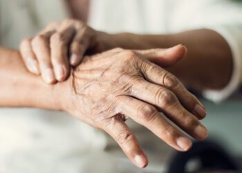 Desequilíbrio da microbiota intestinal pode levar à doença de Parkinson, revela estudo