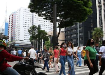 Provocada pela Ômicron, terceira onda da Covid-19 está em fase de extinção, avalia Fiocruz