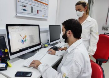 Pesquisadores identificam molécula que provoca a autodestruição de células de câncer de mama agressivo