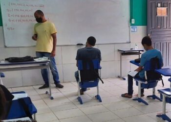Estudo reforça a importância de manter máscaras nas escolas