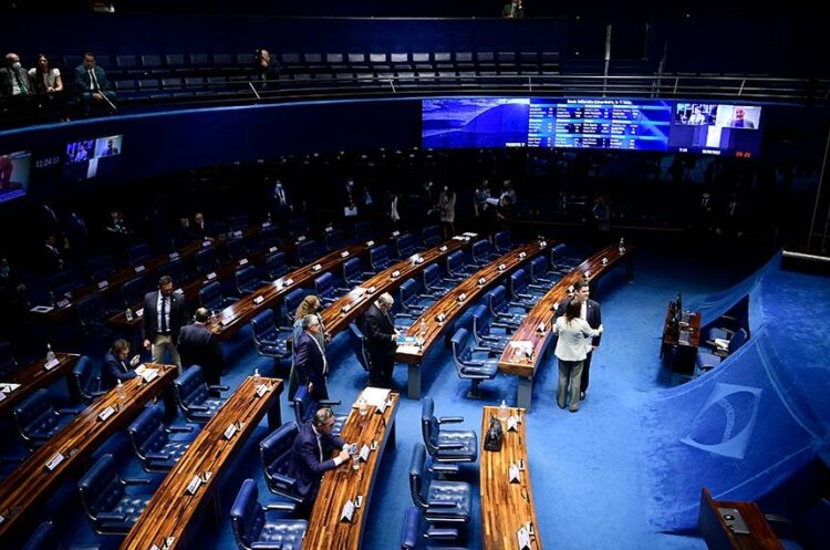 Senado aprova PEC do piso salarial da enfermagem
