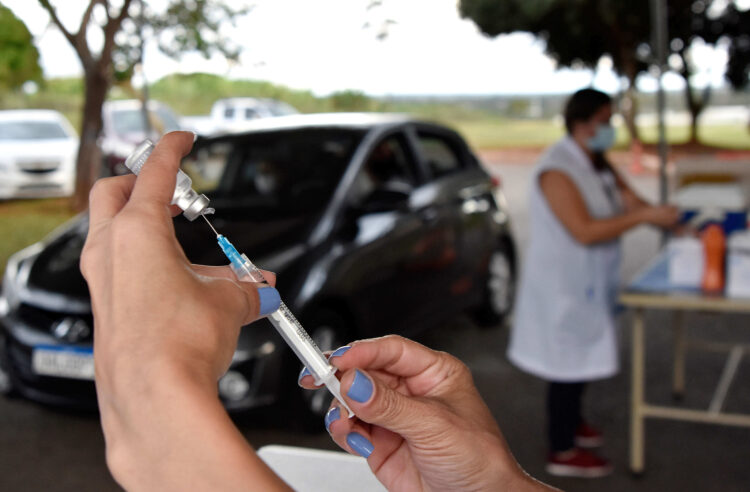 Pessoas com mais de 50 anos podem tomar segunda dose de reforço a partir desta sexta-feira (3)