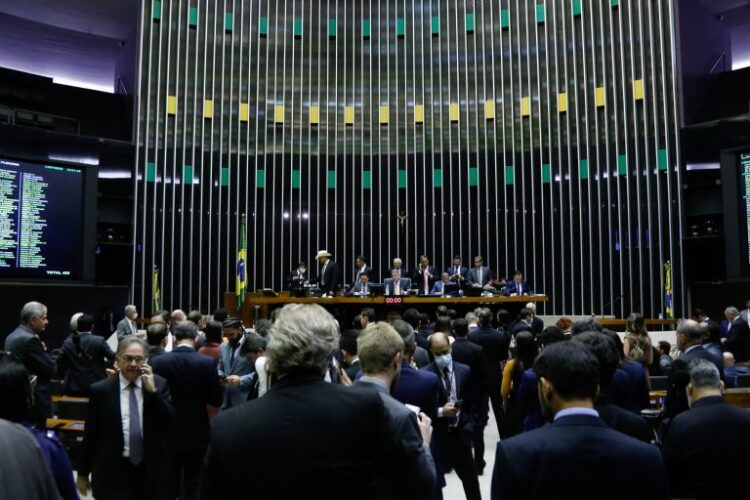 Câmara aprova PEC do piso salarial da enfermagem em 2º turno