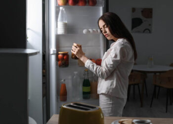 Acordar na madrugada para comer pode ser distúrbio de sono, diz médica