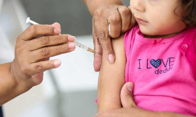 Vacinação infantil: campanha mira poliomielite e outras doenças