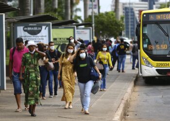 Covid-19: infectologistas defendem volta das máscaras e mais vacinação