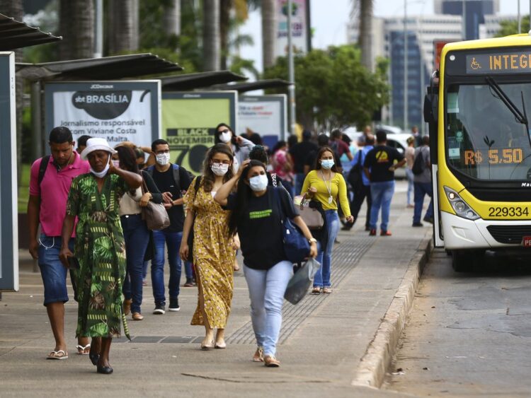 Covid-19: infectologistas defendem volta das máscaras e mais vacinação