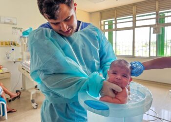Ofuroterapia: técnica acalma bebês no Hospital Regional de Santa Maria